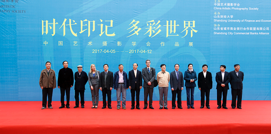 幅精品力作,堪称一次专业性强,艺术水准高,文化内涵丰富的高端摄影展