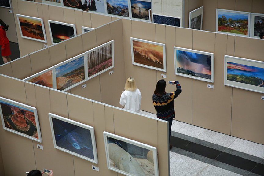 幅精品力作,堪称一次专业性强,艺术水准高,文化内涵丰富的高端摄影展