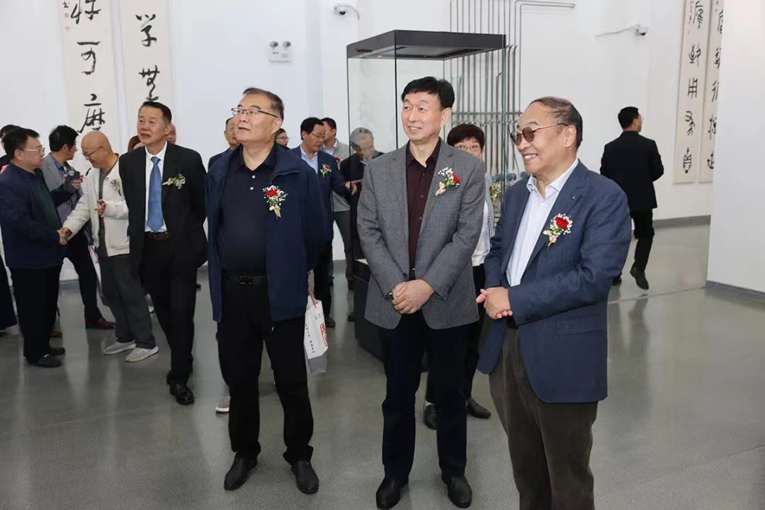 硕士研究生导师,二级教授,中国书法家协会理事,篆刻委员会副主任,西泠